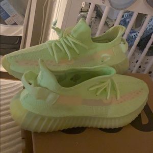 Yeezy 350 v2 gid green glow in the dark